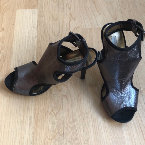 Cynthia Vincent metallic pewter & Black  heels - Picture 2 of 6